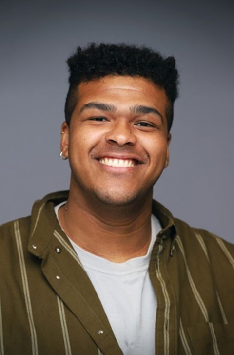 en person som smiler til kameraet