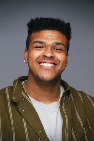 en person som smiler til kameraet