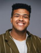 en person som smiler til kameraet en person som smiler til kameraet