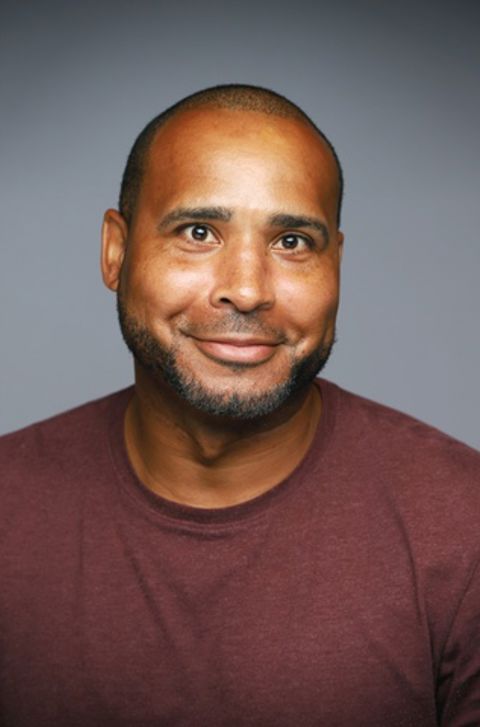 en person iført rød skjorte