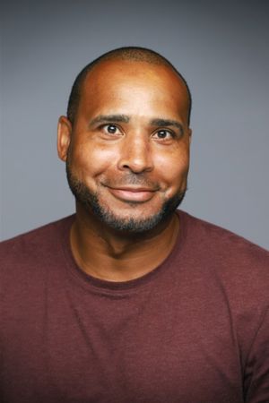 en person iført rød skjorte