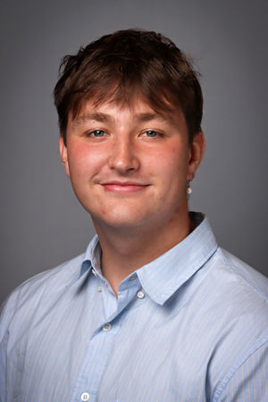 en person iført en blå skjorte