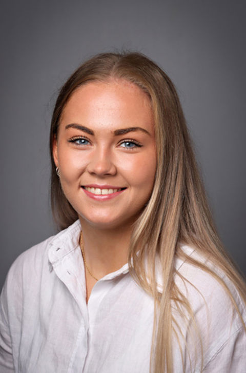 en person med langt hår som smiler