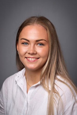 en person med langt hår som smiler