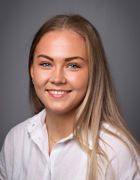 en person med langt hår som smiler en person med langt hår som smiler