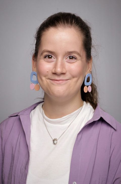 en person som har på seg ørepropper