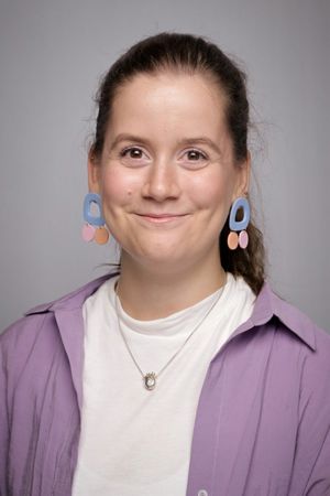 en person som har på seg ørepropper