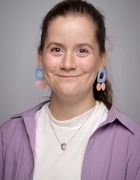 en person som har på seg ørepropper en person som har på seg ørepropper