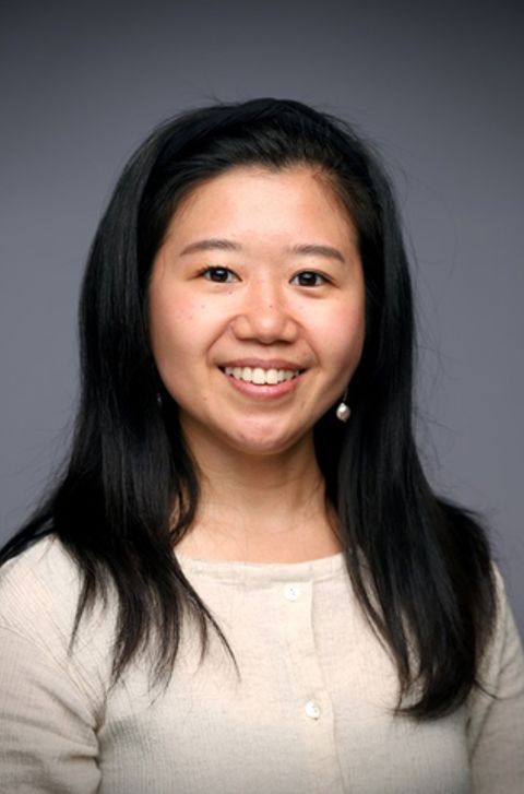 en person som smiler til kameraet