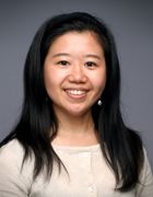 en person som smiler til kameraet en person som smiler til kameraet