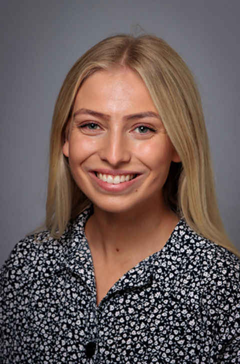 en person som smiler til kameraet