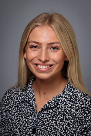 en person som smiler til kameraet