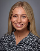 en person som smiler til kameraet en person som smiler til kameraet