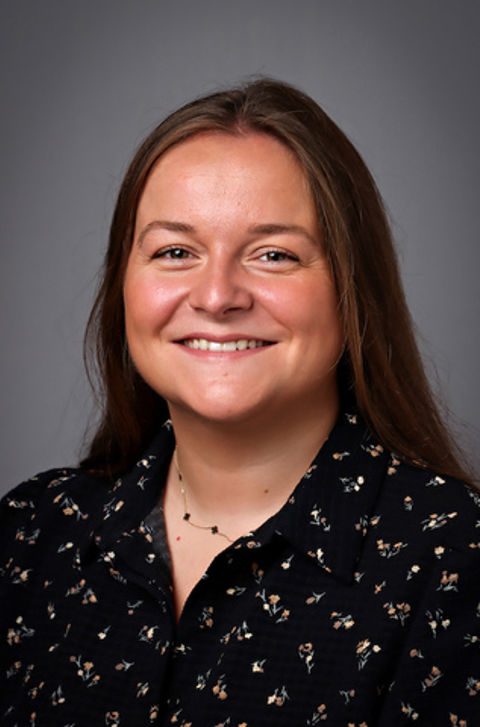 en person som smiler til kameraet