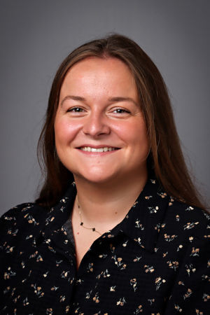 en person som smiler til kameraet