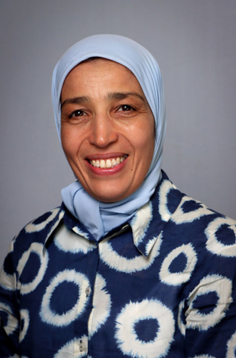 en person som har på seg hodeskjerf