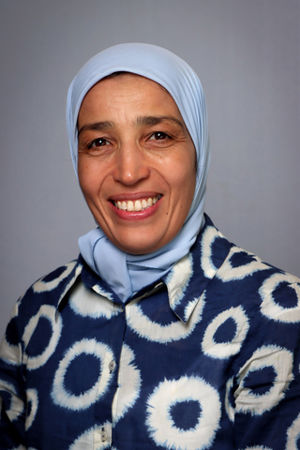 en person som har på seg hodeskjerf