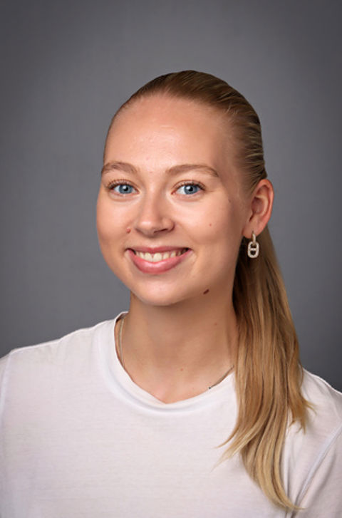 en person som smiler til kameraet