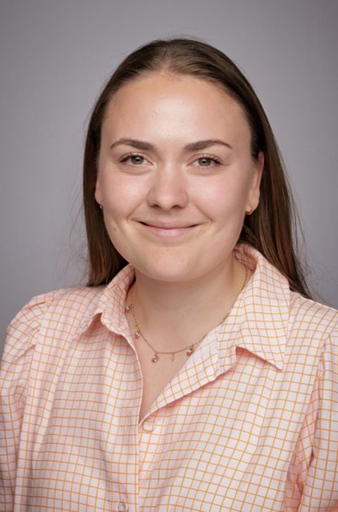 en person som smiler til kameraet