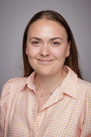 en person som smiler til kameraet