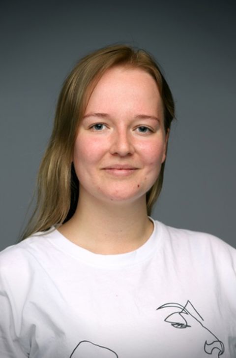 en person som smiler til kameraet