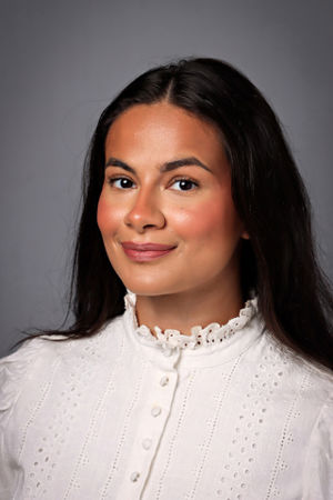 en person med mørkt hår