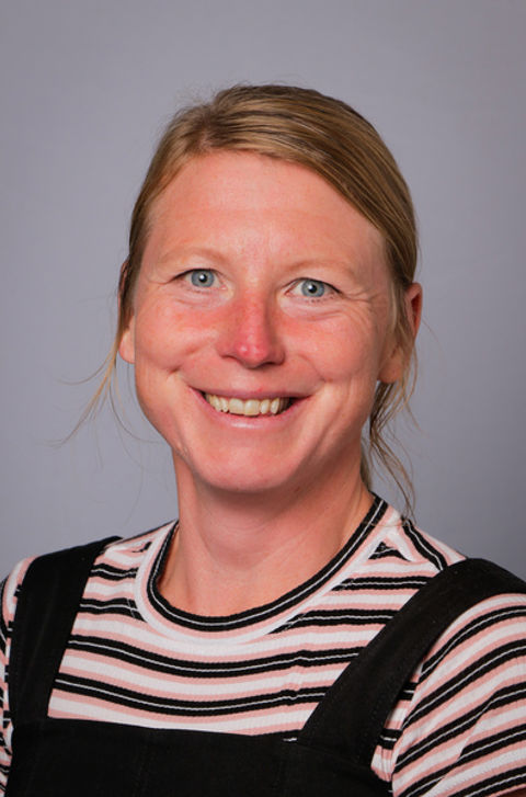 en person som smiler til kameraet