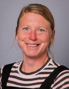 en person som smiler til kameraet en person som smiler til kameraet