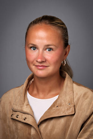 en person med kort hår