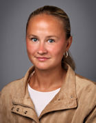 en person med kort hår en person med kort hår