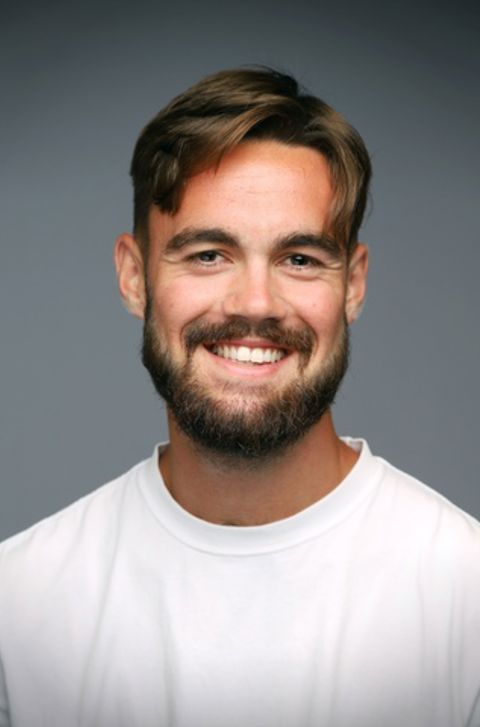 en person med skjegg som smiler