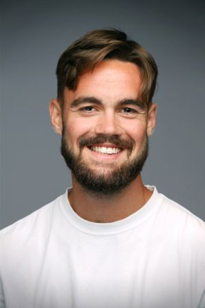 en person med skjegg som smiler