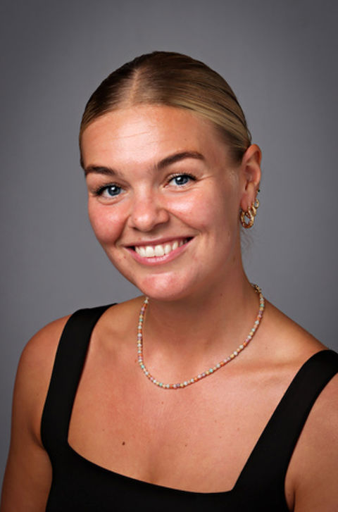 en person som smiler til kameraet