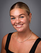 en person som smiler til kameraet en person som smiler til kameraet