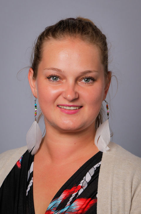 en smilende person med øredobber