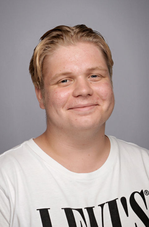 en person som smiler til kameraet en person som smiler til kameraet