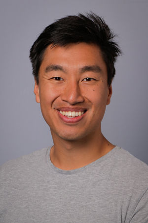 en person som smiler til kameraet