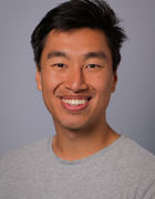 en person som smiler til kameraet en person som smiler til kameraet