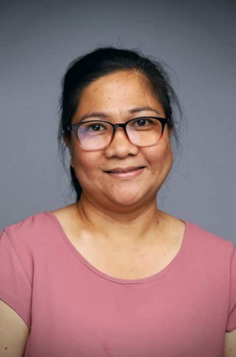 en person som bruker briller