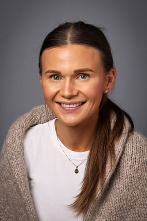 en person som smiler til kameraet