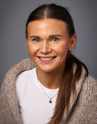 en person som smiler til kameraet en person som smiler til kameraet
