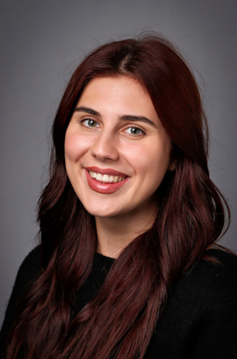 en person med langt hår som smiler