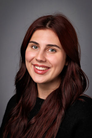 en person med langt hår som smiler