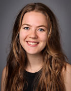 en person med langt hår som smiler en person med langt hår som smiler