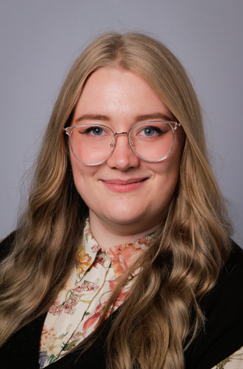 en person som bruker briller