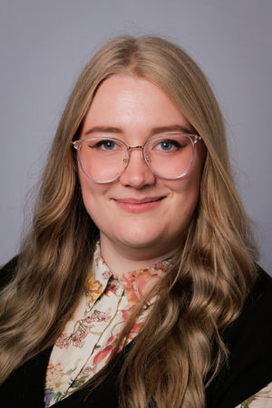 en person som bruker briller