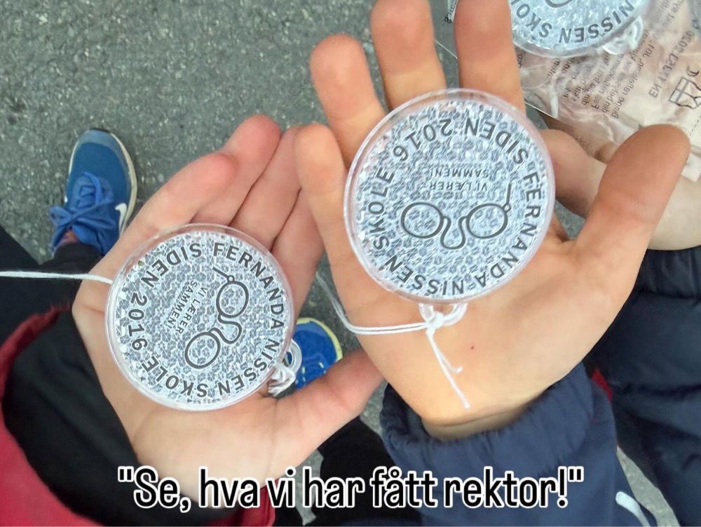 To personer som holder en refleks