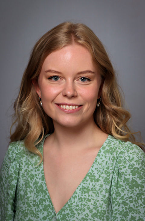 en person med langt hår som smiler