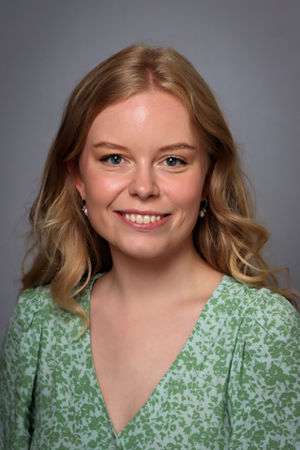 en person med langt hår som smiler