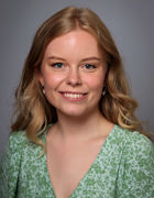 en person med langt hår som smiler en person med langt hår som smiler